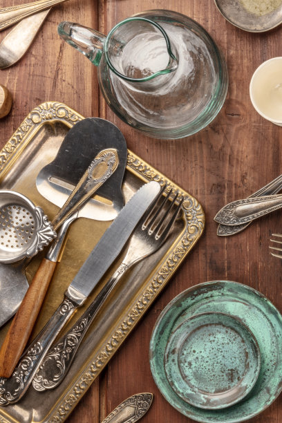 这是一张来自老餐厅的许多老式厨房物品和餐具的顶级照片，木桌上是跳蚤市场的东西图片下载
