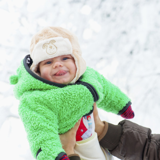 小男孩在他父亲的手中图片下载