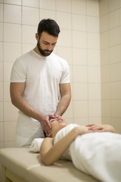 男治疗师正在按摩图片下载