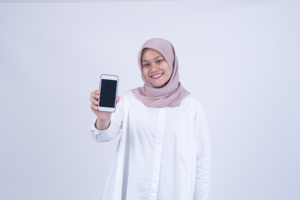 亚洲穆斯林女性使用黑屏智能手机图片下载