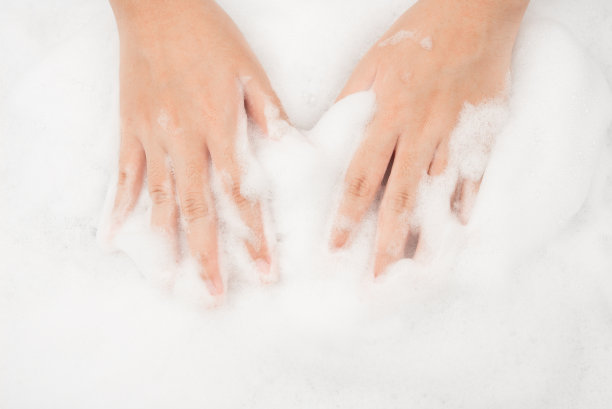 泡沫泡沫与手女性在顶视图上白色背景图片下载