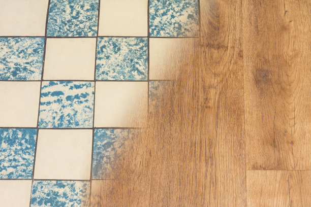 复古瓷砖和现代乙烯基地板。房屋装修的概念图片下载