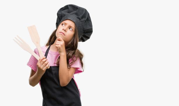 深色头发的西班牙裔女孩穿着厨师制服严肃地面对思考问题，非常困惑的想法图片下载