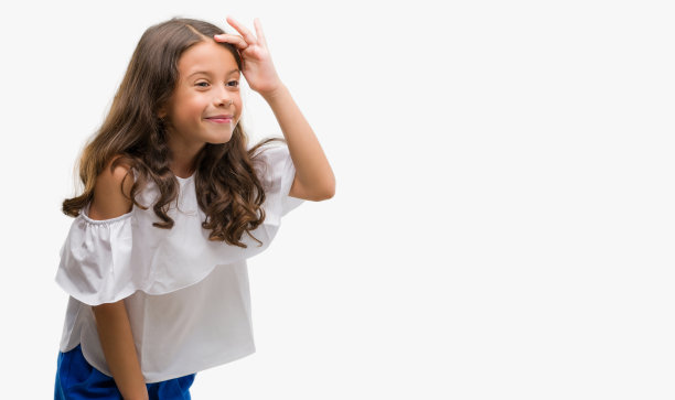 深色头发的西班牙裔女孩非常高兴，微笑着看远与手在头上。搜索概念。图片下载