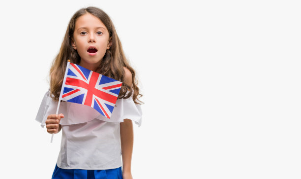 黑发的西班牙裔女孩举着英国国旗吓得脸上带着惊讶，又害怕又兴奋的恐惧表情图片下载