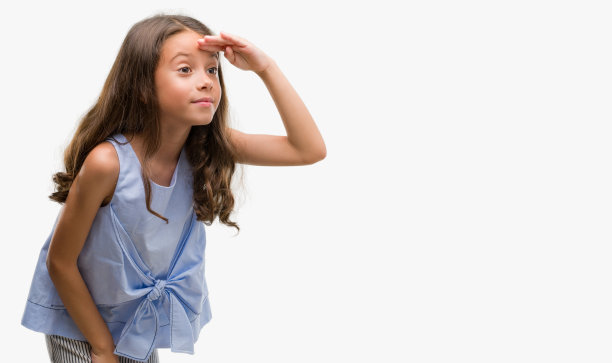 深色头发的西班牙裔女孩非常高兴，微笑着看远与手在头上。搜索概念。图片下载