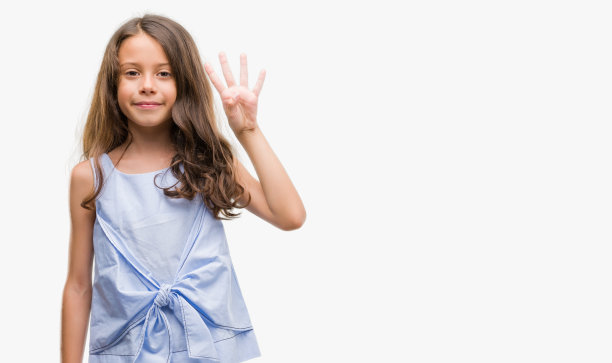 深色头发的西班牙裔女孩展示并指着第四个手指，同时自信和快乐的微笑。图片下载