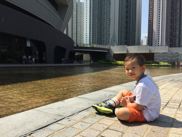 漂亮的微笑的孩子图片下载