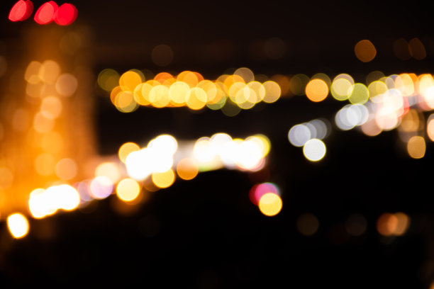 从一座夜城的高楼楼顶上看，缺乏焦点图片下载