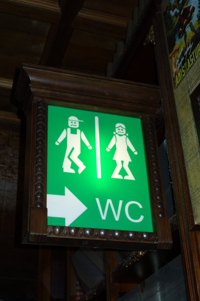 马德里(西班牙)一家酒吧的搞笑厕所标识图片下载