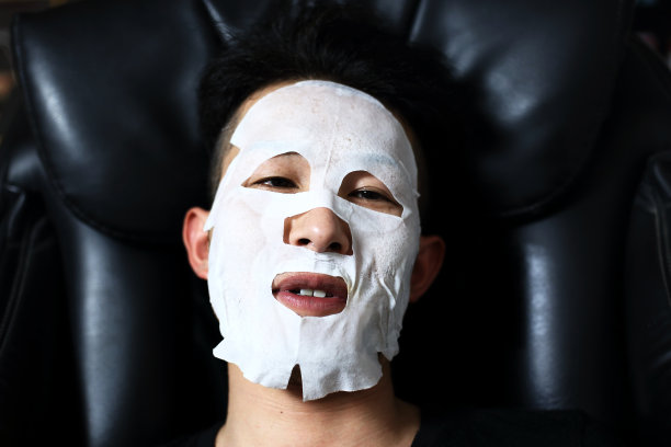 年轻的男人脸上都是皱纹图片下载