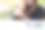 一个美丽的商业女人的特写图片，拿着笔记本在咖啡馆与绿色自然的背景图片下载