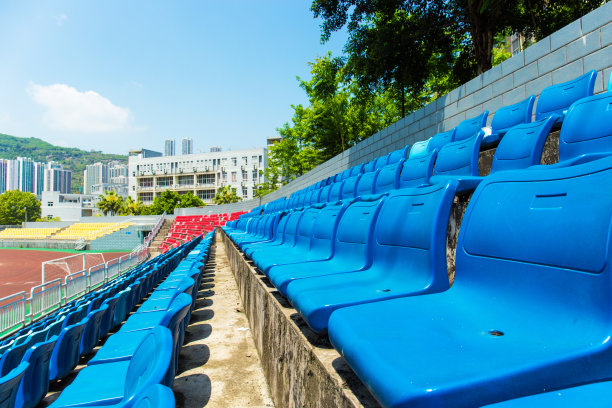 体育场足球场外看台上的塑料座椅图片下载