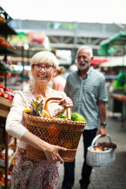 高级购物夫妇与篮子在市场。健康的饮食习惯。图片下载