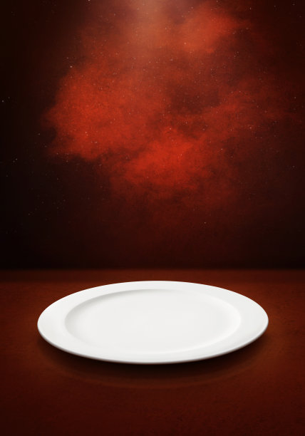 红色背景上的空盘子图片下载