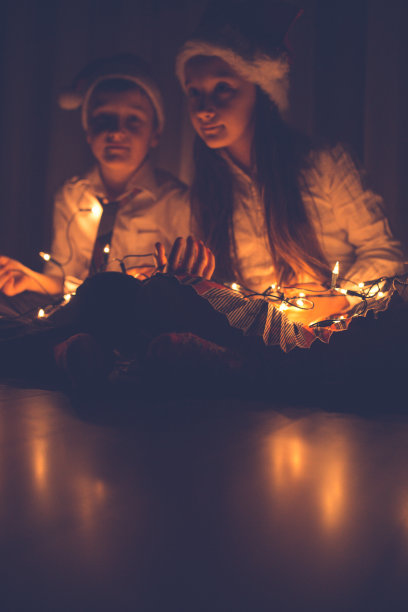 孩子和圣诞花环图片下载