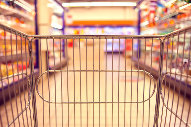 抽象模糊的照片，商店与食品推车在超市图片下载