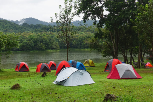 在湖边露营度假图片下载