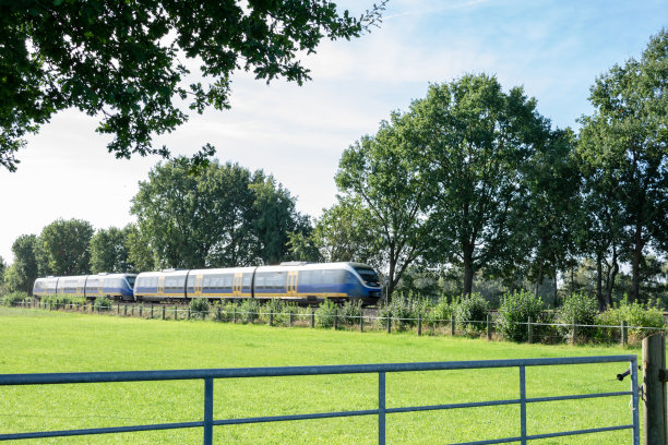 旅客列车经过。图片下载