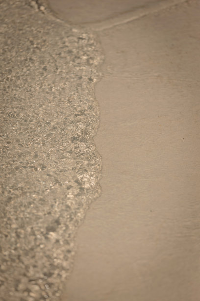 小波浪拍打着海滩图片下载