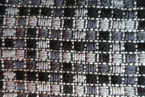 顶视图的灰色绣花格子织物图片下载