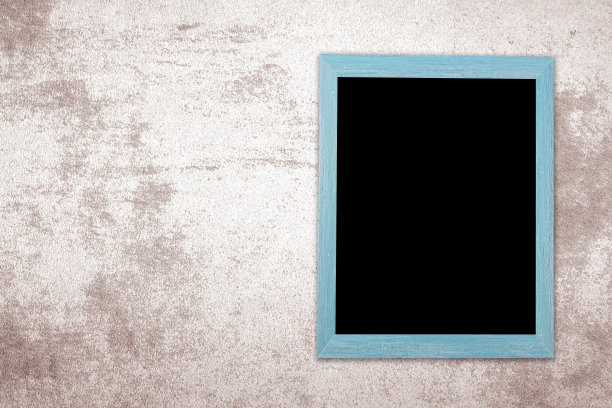 空白的蓝色复古木黑板在棕色水泥墙的背景上图片下载