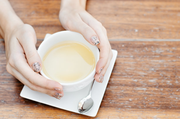女性手捧一杯花草或绿茶，俯视图，拷贝空间图片下载