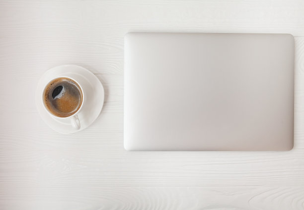 办公桌-笔记本电脑和咖啡杯图片下载