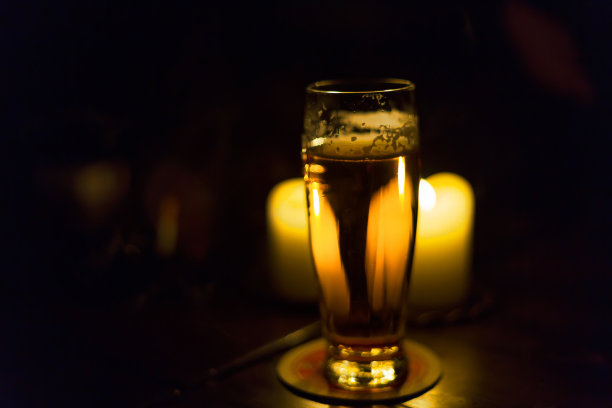 酒精，背景，啤酒，黑暗，饮料，玻璃，万圣节，灯光，派对，拷贝空间图片下载