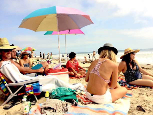 在海滩上的一天图片下载