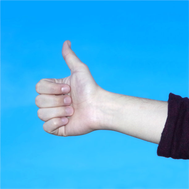 手三个手势系列，竖起大拇指，竖起大拇指，与青色蓝天背景好图片下载