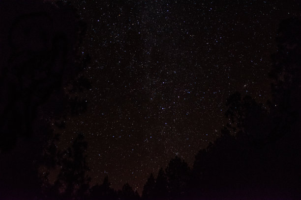 加那利群岛拉帕尔马岛的Llanos del Jable，在一个晴朗的夜晚，星星在云上凝视，联合国教科文组织为减少光污染而设立的世界保护区图片下载