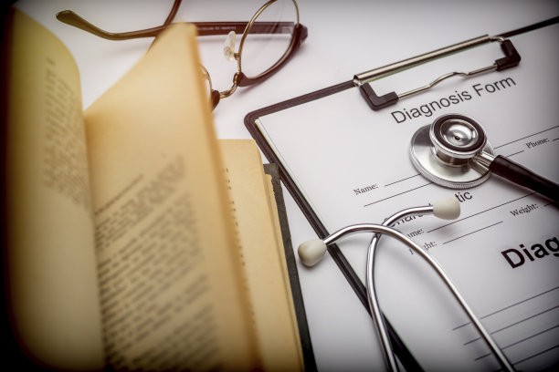 诊断书旁附旧听诊器，概念图像图片下载