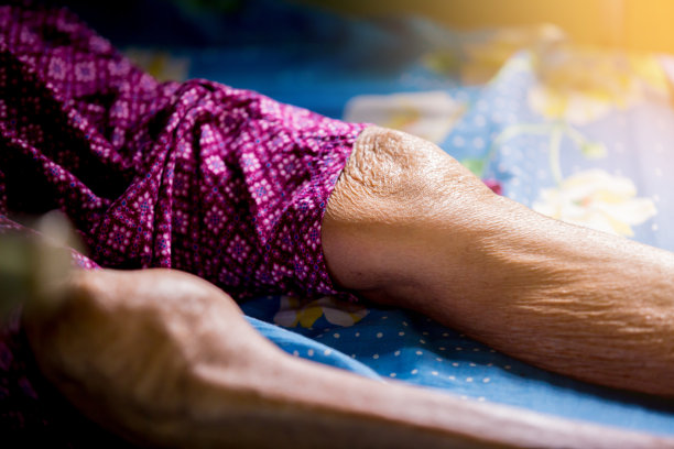 老太太的膝盖和腿睡在床上图片下载