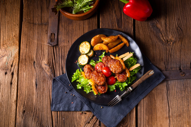 肉丸串西红柿，红辣椒和烤土豆四分之一图片下载