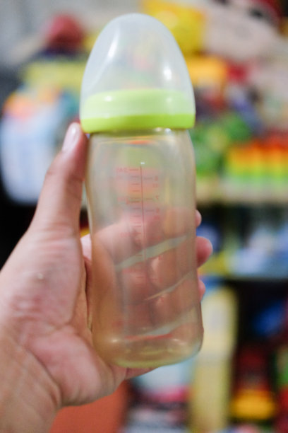 清洁带奶嘴的婴儿奶瓶图片下载