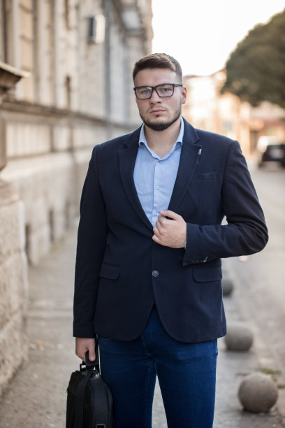 街上的年轻商人图片下载