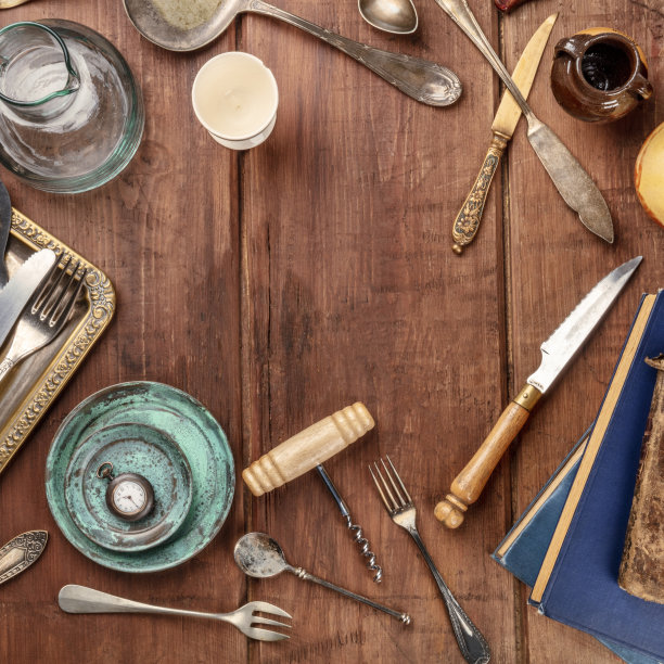 许多老式厨房物品和餐具的照片，从一个老餐厅，跳蚤市场的东西和二手书，从顶部拍摄的木质背景与文字的地方图片下载