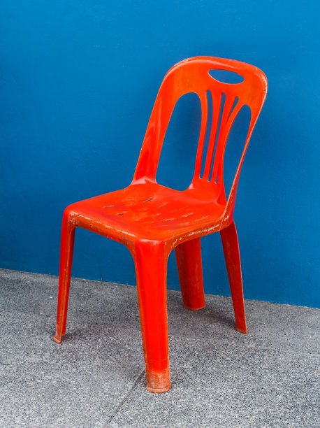 地板上的塑料椅子图片下载