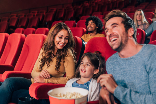 家人看电影图片下载