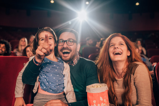 幸福的家庭和一个孩子在电影院图片下载