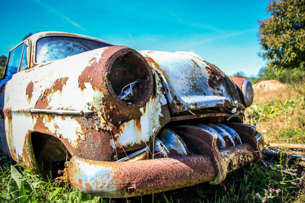 生锈的老爷车-车站上的破车图片下载