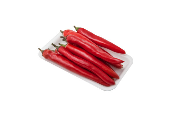 一堆辣椒在一个容器在白色的背景图片下载