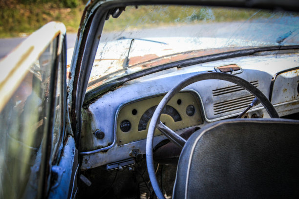 生锈的老爷车-车站上的破车图片下载