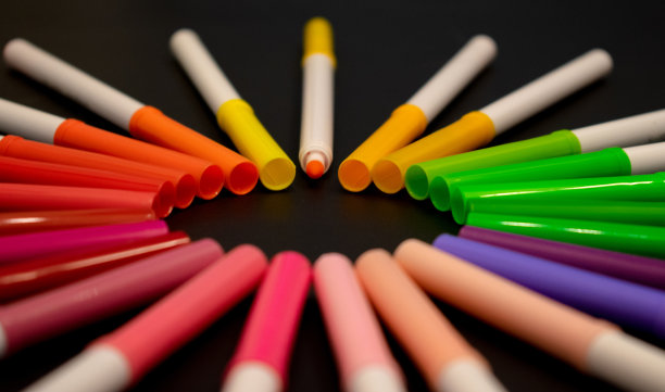 前视图的圆形彩色标记在黑色的背景与复制空间图片下载