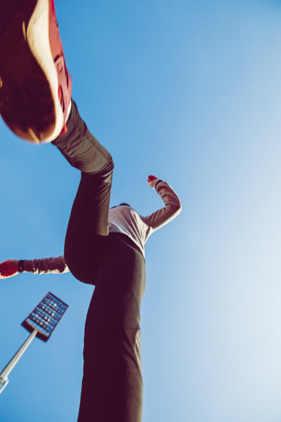 在体育场跑道上锻炼的妇女图片下载