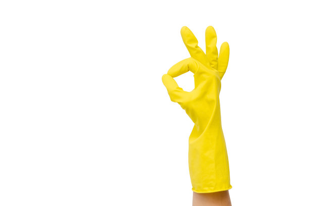 戴上黄色橡胶防护手套，做出ok的手势。孤立在白色背景上。一般或定期清理。副本的空间。文字或标识的空白位置。剪切路径。剪下。图片下载