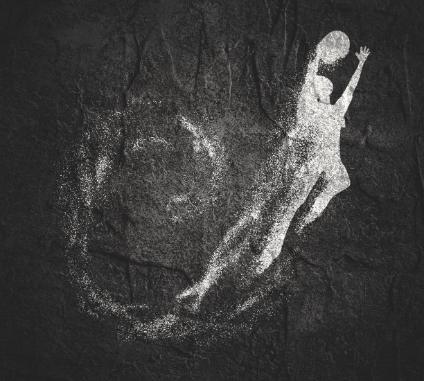 带着球飞来的女士的剪影图片下载