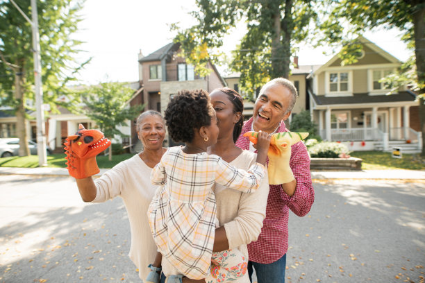 祖父母和孙辈的家庭活动图片下载