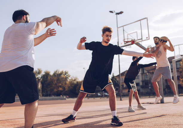 朋友玩街头篮球图片下载